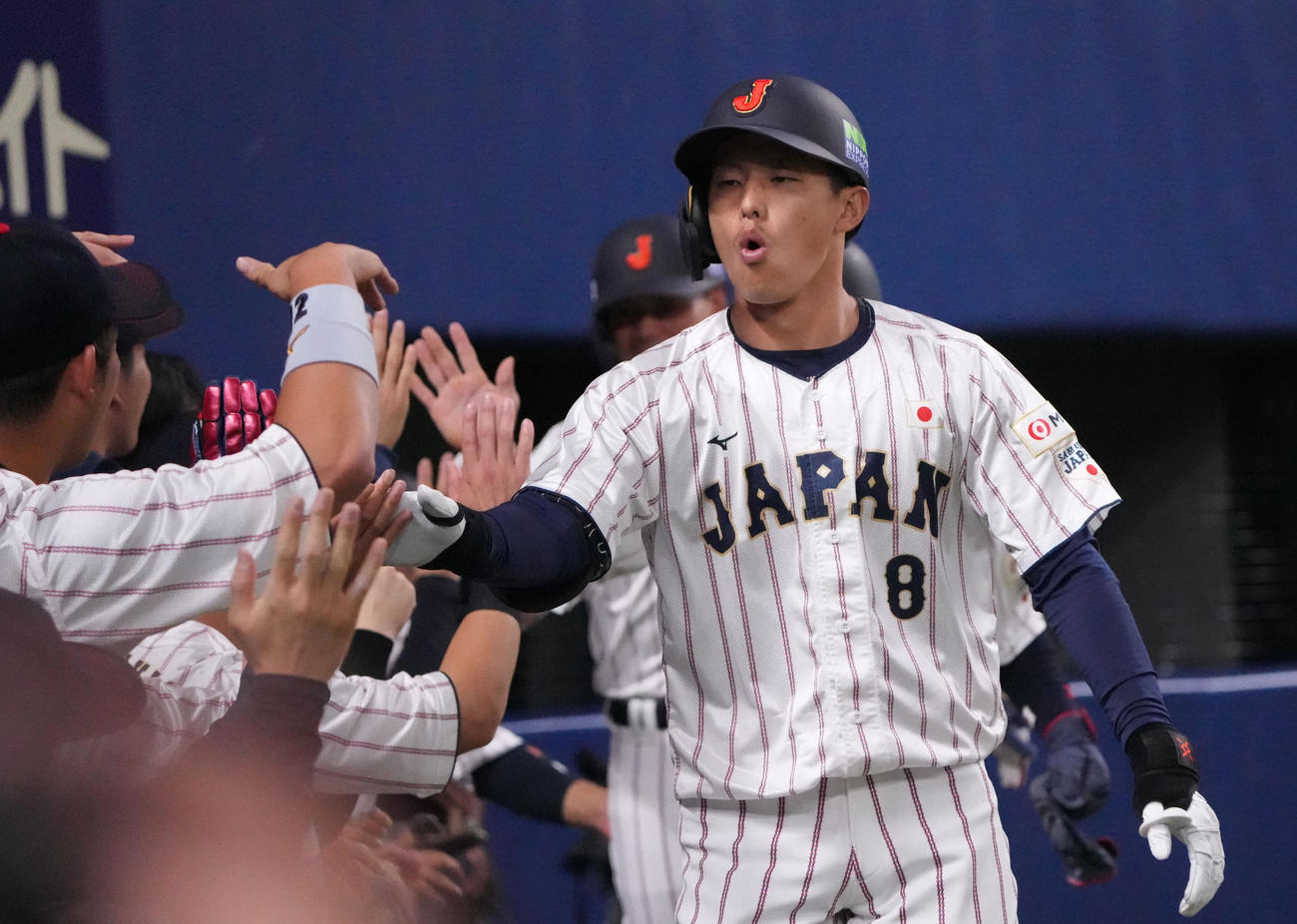 日本対チェコ　6回裏日本無死一、三塁、右中間へ3点本塁打を放った辰己（右）（撮影・森本幸一）