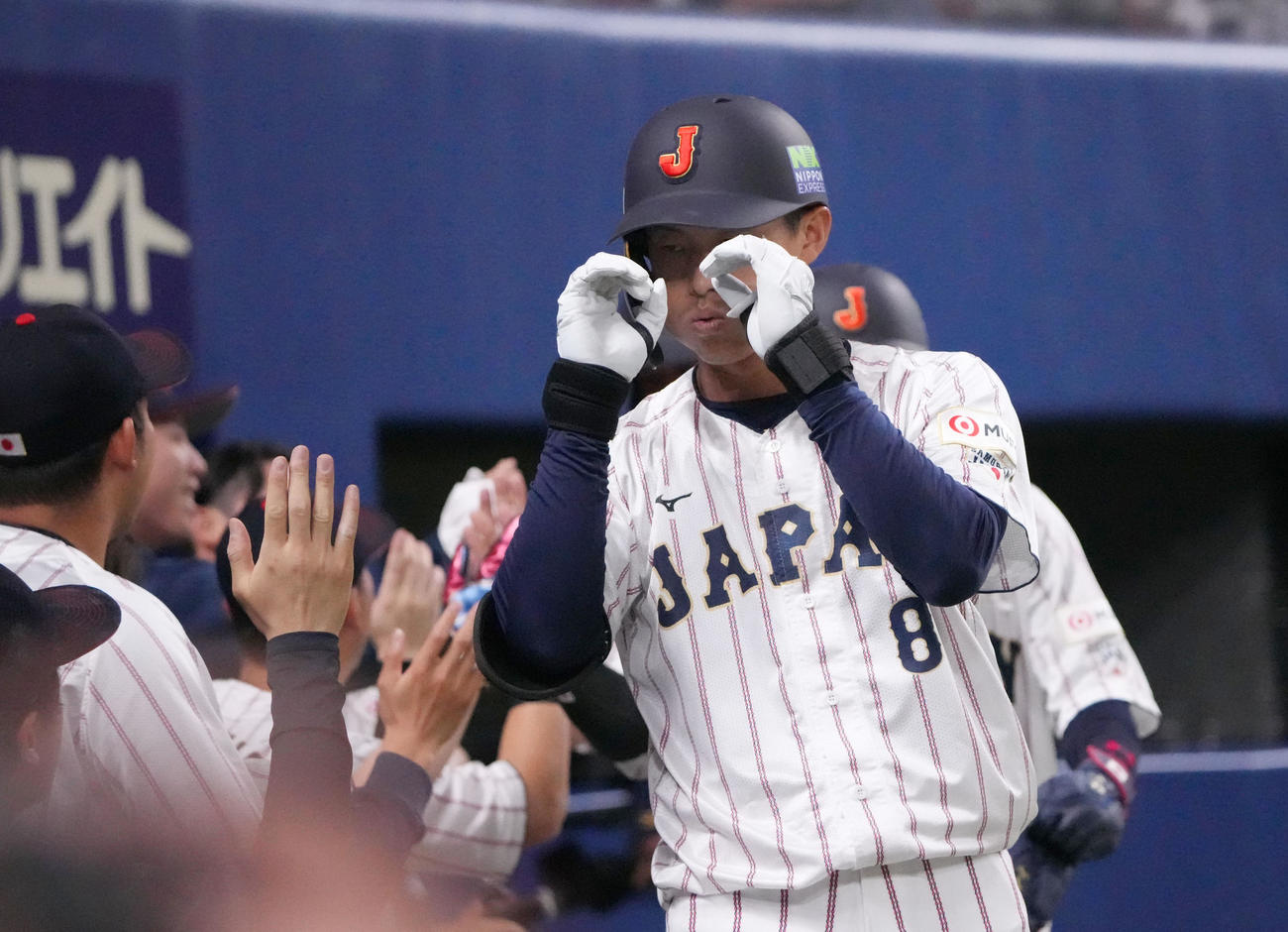 日本対チェコ　6回裏日本無死一、三塁、右中間へ3点本塁打を放った辰己（右）（撮影・森本幸一）