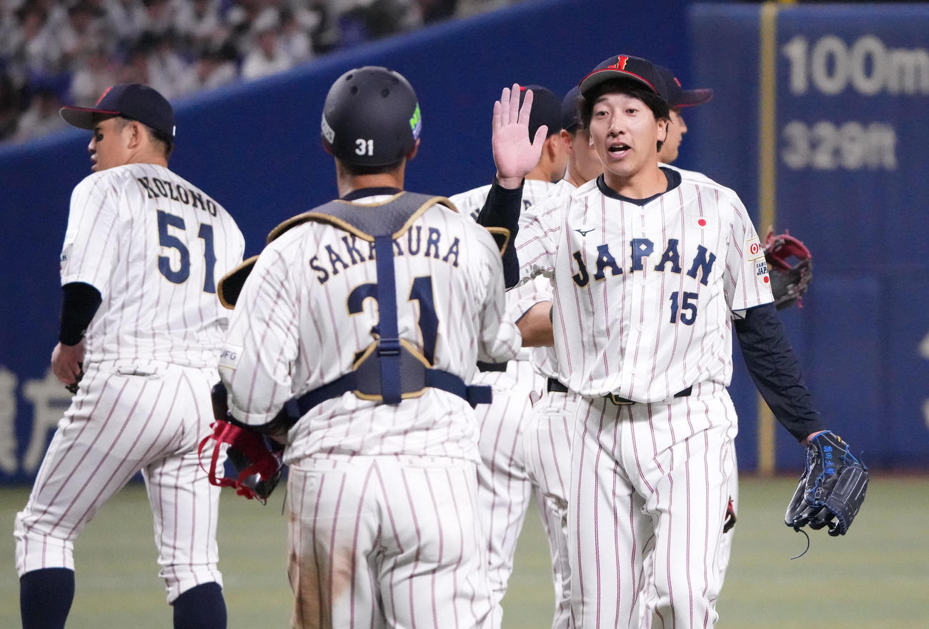 日本対チェコ　試合終了、大勢（右）はナインとタッチを交わす（撮影・森本幸一）
