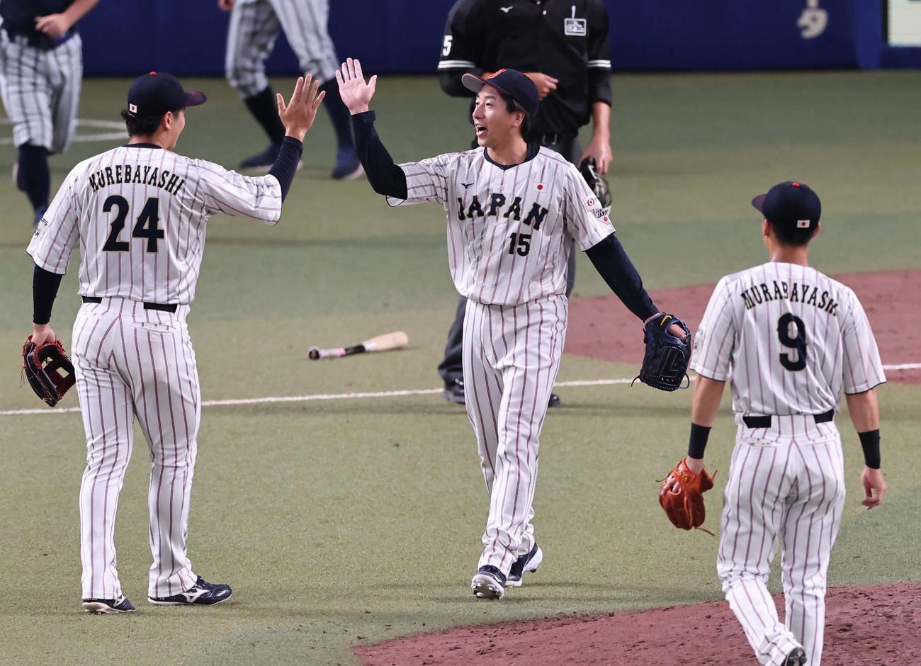 日本対チェコ　9回を抑えた大勢（中央）はナインとハイタッチをする（撮影・上田博志）