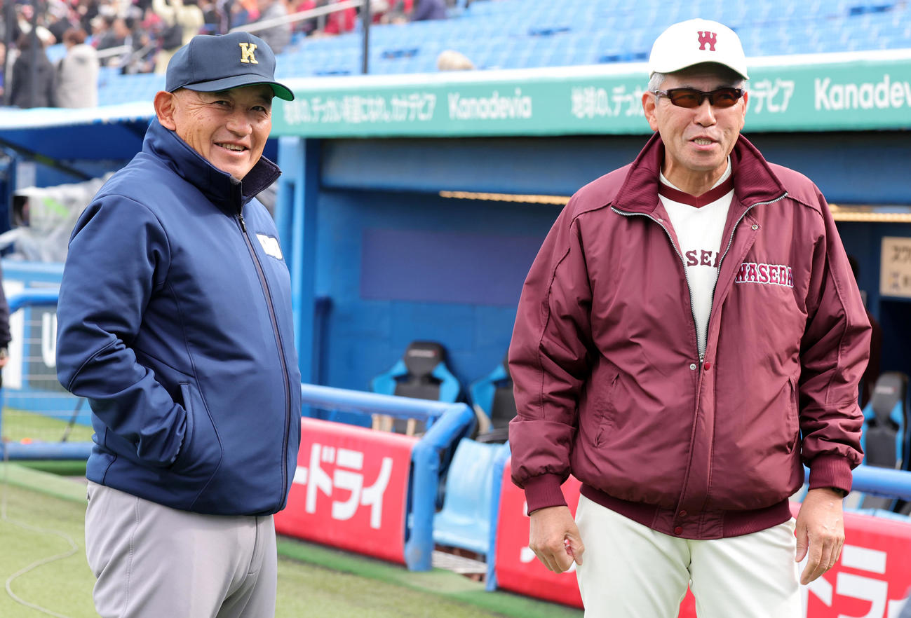慶大対早大　試合前に談笑する慶大・堀井（左）と早大・小宮山監督（撮影・野上伸悟）