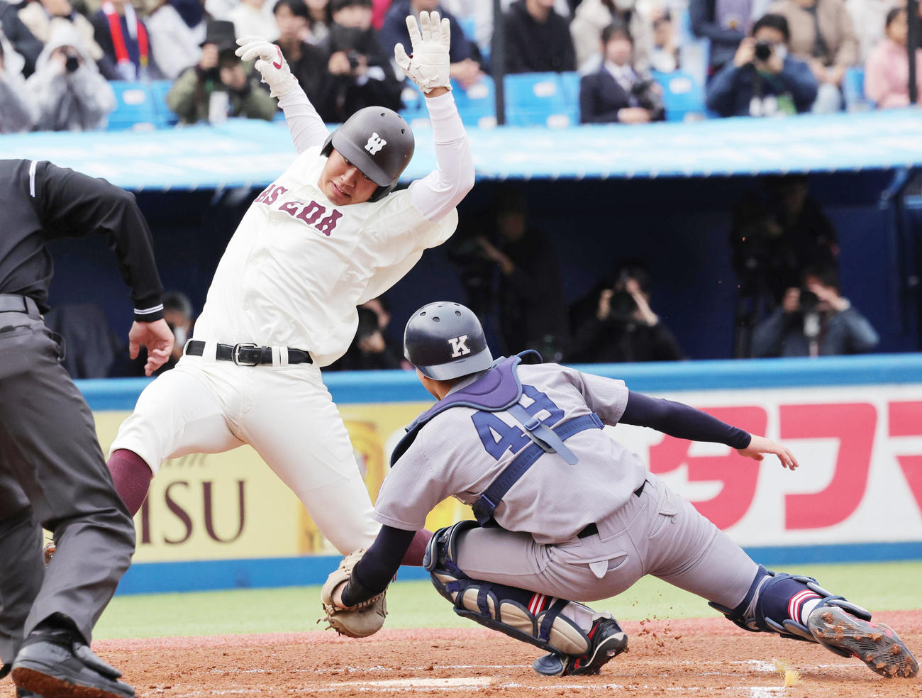 慶大対早大　1回裏早大2死一、二塁、前田の先制左前適時打で、本塁を狙うもアウトとなる印出（撮影・野上伸悟）