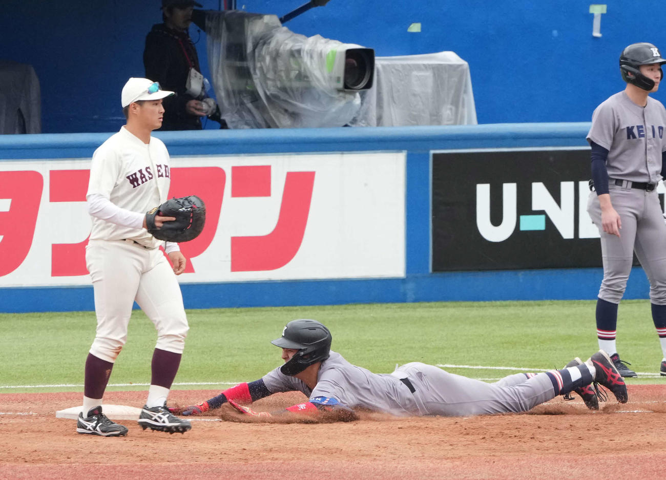 慶大対早大　4回表慶大1死二塁、清原は二塁内野安打を放ち一塁へ気合いのヘッドスライディング（撮影・小沢裕）