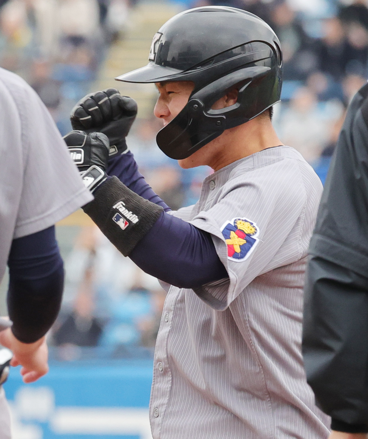 慶大対早大　4回表慶大2死一、三塁、右前適時打を放ち喜ぶ本間（撮影・野上伸悟）