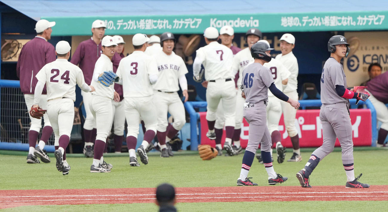 慶大対早大　6回表慶大2死、清原（右）は二ゴロに倒れベンチへ引き揚げる（撮影・小沢裕）