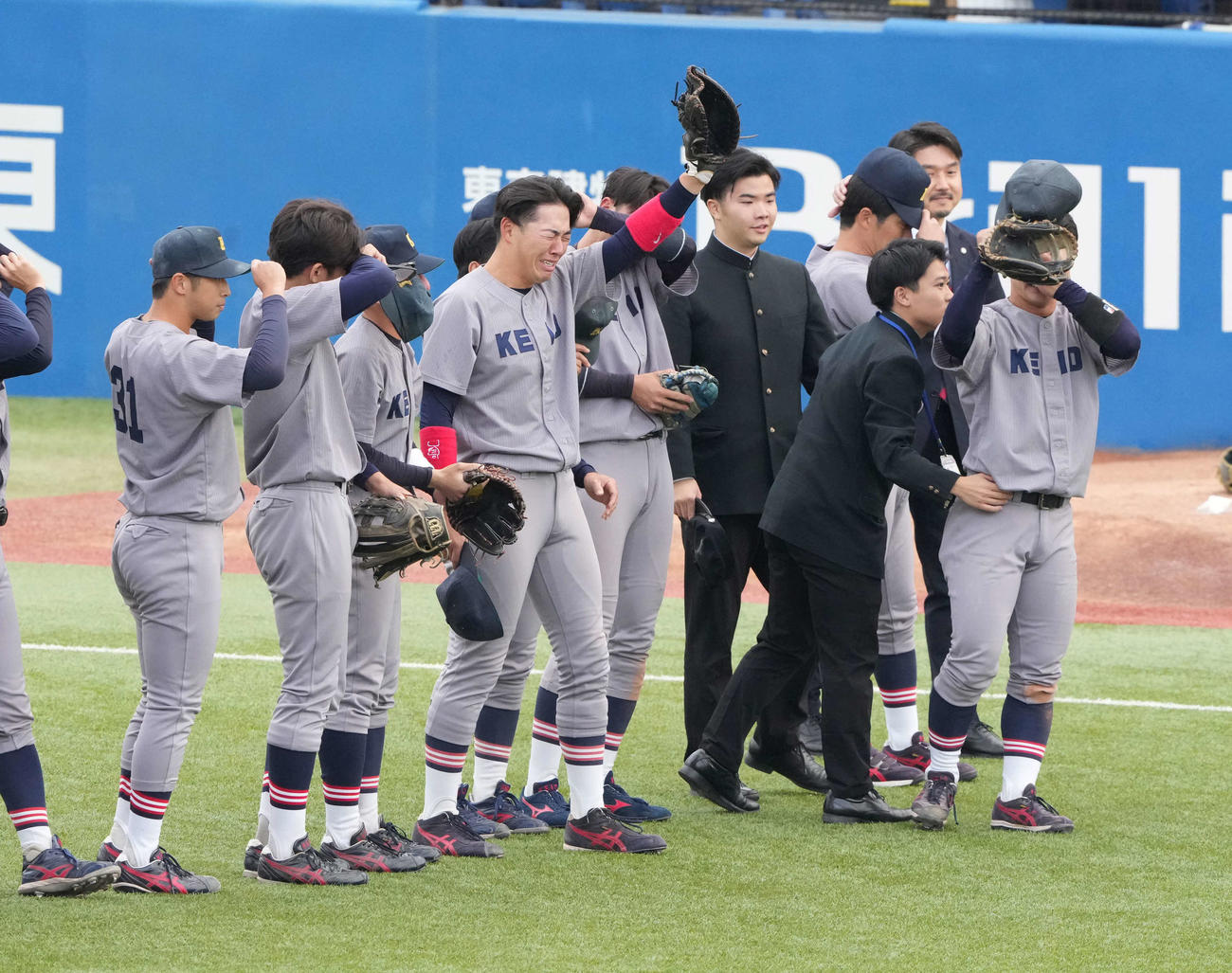慶大対早大　早大から勝ち点を奪って大学野球最後の試合を終えた慶大・清原（中央）は号泣しながらスタンドへあいさつする（撮影・小沢裕）