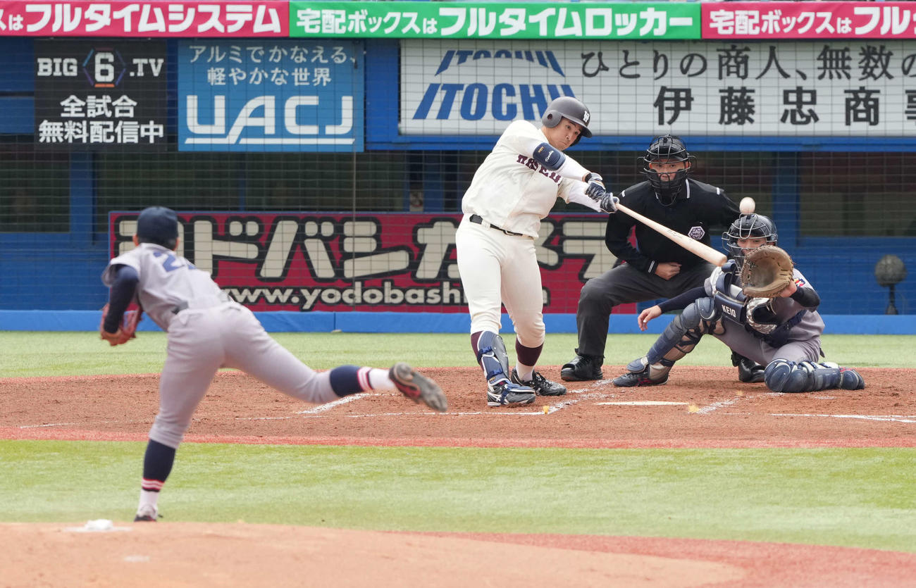 慶大対早大　1回裏早大2死一、二塁、前田は先制の左適時二塁打を放つ（撮影・小沢裕）