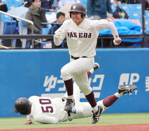 慶大対早大　1回裏早大2死一、二塁、前田健伸の先制左前適時打で、本塁を狙うもアウトとなった印出。後方は転倒する三塁コーチャーの川内学生コーチ（撮影・野上伸悟）