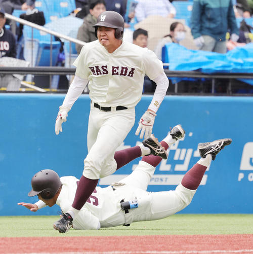 慶大対早大　1回裏早大2死一、二塁、前田健伸の先制左前適時打で、本塁を狙うもアウトとなった印出。後方は転倒する三塁コーチャーの川内学生コーチ（撮影・野上伸悟）