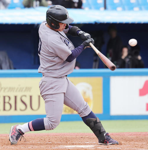 慶大対早大　4回表慶大2死一、三塁、右前適時打を放つ本間（撮影・野上伸悟）