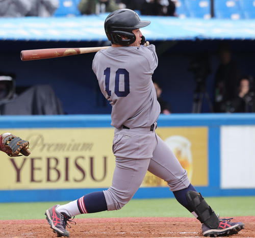 慶大対早大　4回表慶大2死一、三塁、右前適時打を放つ本間（撮影・野上伸悟）