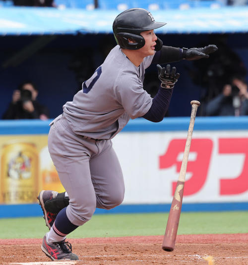 慶大対早大　4回表慶大2死一、三塁、右前適時打を放つ本間（撮影・野上伸悟）