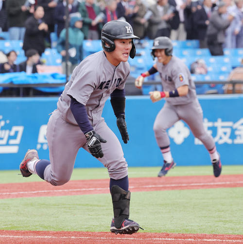 慶大対早大　4回表慶大2死一、三塁、右前適時打を放つ本間（撮影・野上伸悟）
