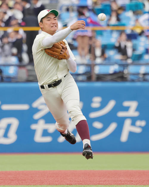 慶大対早大　3回表慶大無死、渡辺憩の遊ゴロを処理する山県（撮影・野上伸悟）