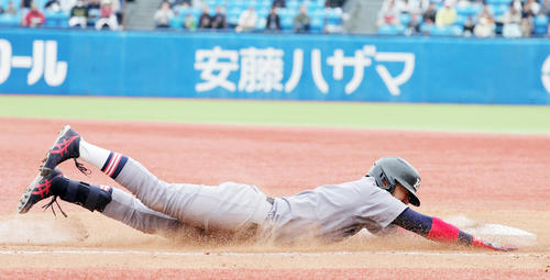 慶大対早大　6回表慶大2死、二ゴロでヘッドスライディングする清原（撮影・野上伸悟）