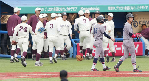 慶大対早大　6回表慶大2死、清原（右）は二ゴロに倒れベンチへ引き揚げる（撮影・小沢裕）