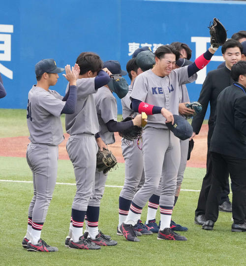 慶大対早大　早大から勝ち点を奪って大学野球最後の試合を終えた慶大・清原は号泣しながらスタンドへあいさつする（撮影・小沢裕）
