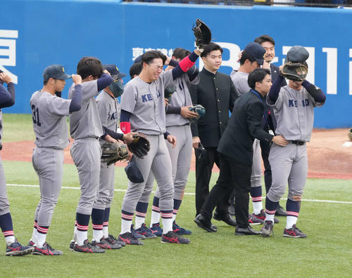 慶大対早大　早大から勝ち点を奪って大学野球最後の試合を終えた慶大・清原（中央）は号泣しながらスタンドへあいさつする（撮影・小沢裕）