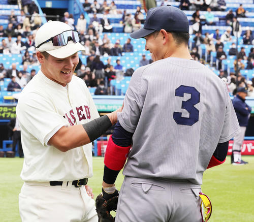 慶大対早大　試合前に触れあう早大・吉納（左）と慶大・清原（撮影・野上伸悟）