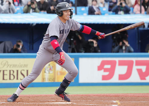 慶大対早大　1回表慶大2死一塁、一ゴロに倒れる清原（撮影・野上伸悟）