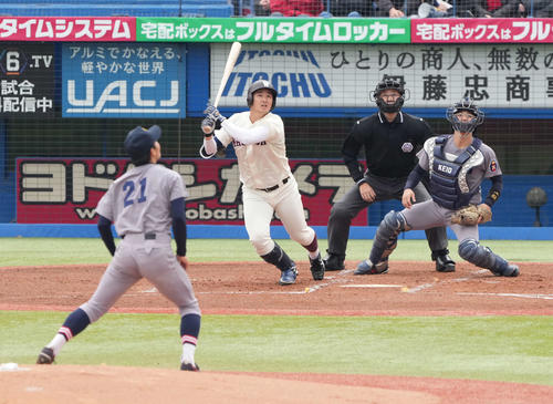 慶大対早大　1回裏早大2死一、二塁、前田は先制の左適時二塁打を放つ（撮影・小沢裕）