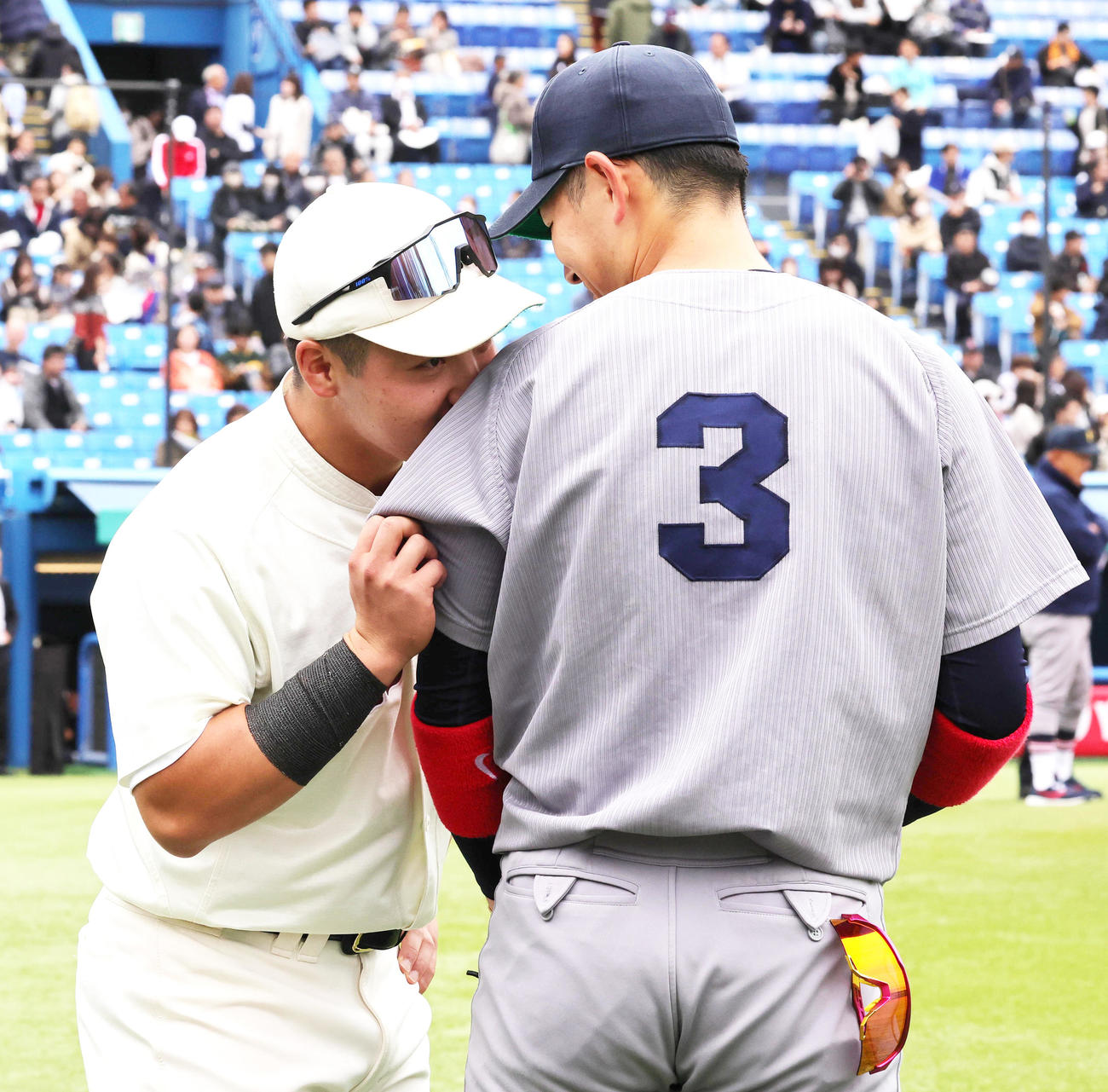 慶大対早大　試合前に触れあう早大・吉納（左）と慶大・清原（撮影・野上伸悟）