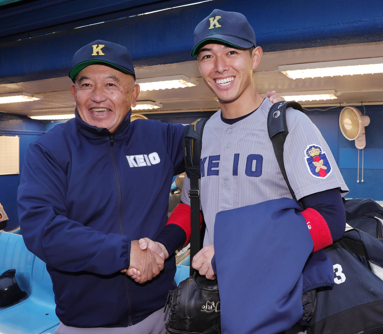 慶大対早大　試合後に握手する慶大・堀井監督（左）と清原（撮影・野上伸悟）