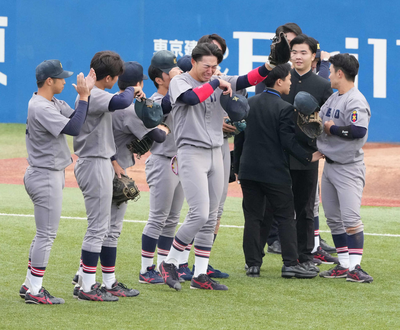 慶大対早大　早大から勝ち点を奪って大学野球最後の試合を終えた慶大・清原（中央）は号泣しながらスタンドへあいさつする（撮影・小沢裕）