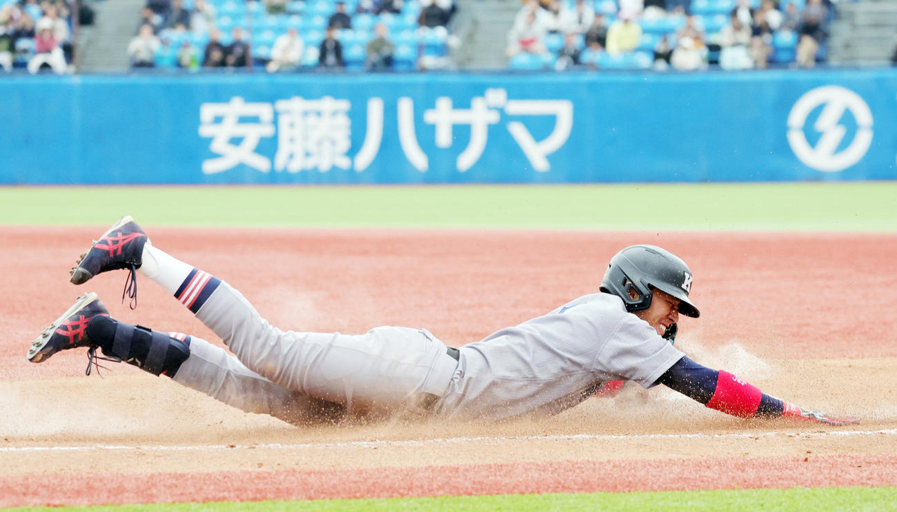 慶大対早大　6回表慶大2死、二ゴロでヘッドスライディングする清原（撮影・野上伸悟）