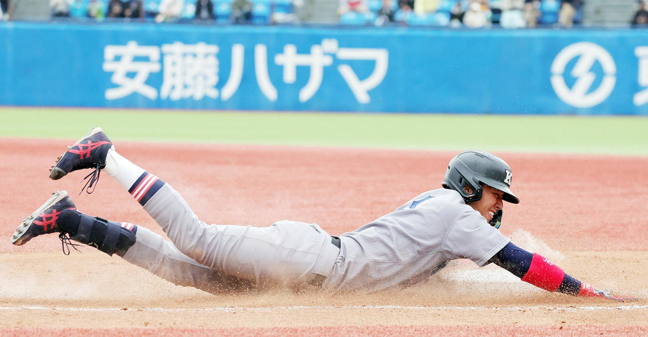 慶大対早大　6回表慶大2死、二ゴロでヘッドスライディングする清原（撮影・野上伸悟）