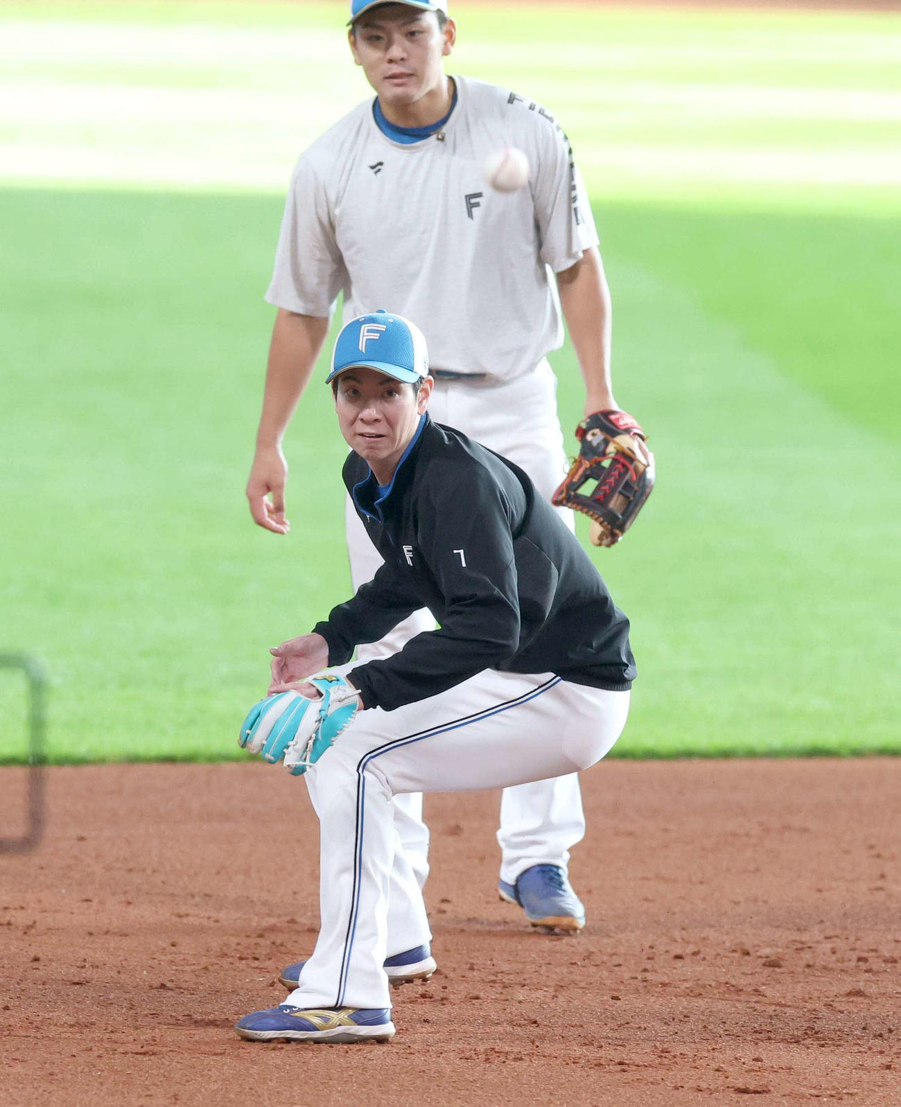ノックを受ける日本ハム松本剛（撮影・黒川智章）