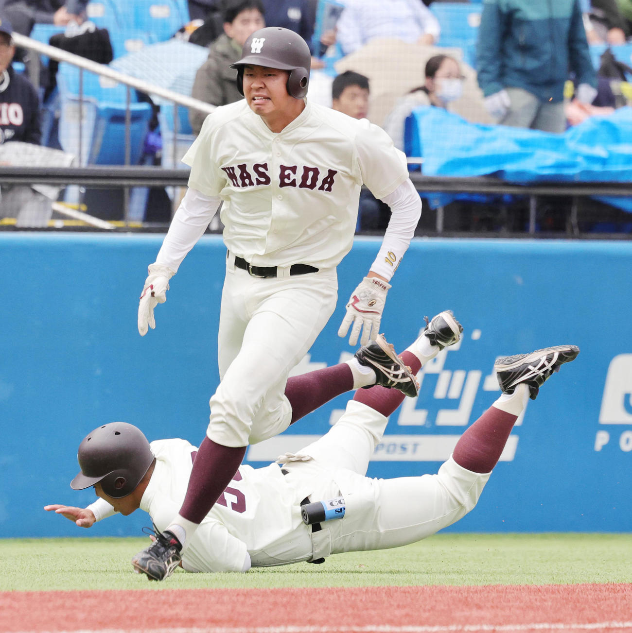 慶大対早大　1回裏早大2死一、二塁、前田健伸の先制左前適時打で、本塁を狙うもアウトとなった印出。後方は転倒する三塁コーチャーの川内学生コーチ（撮影・野上伸悟）