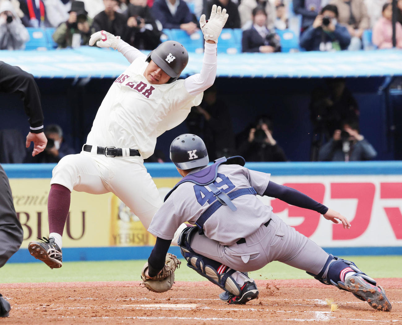 慶大対早大　1回裏早大2死一、二塁、前田の先制左前適時打で、本塁を狙うもアウトとなる印出（撮影・野上伸悟）
