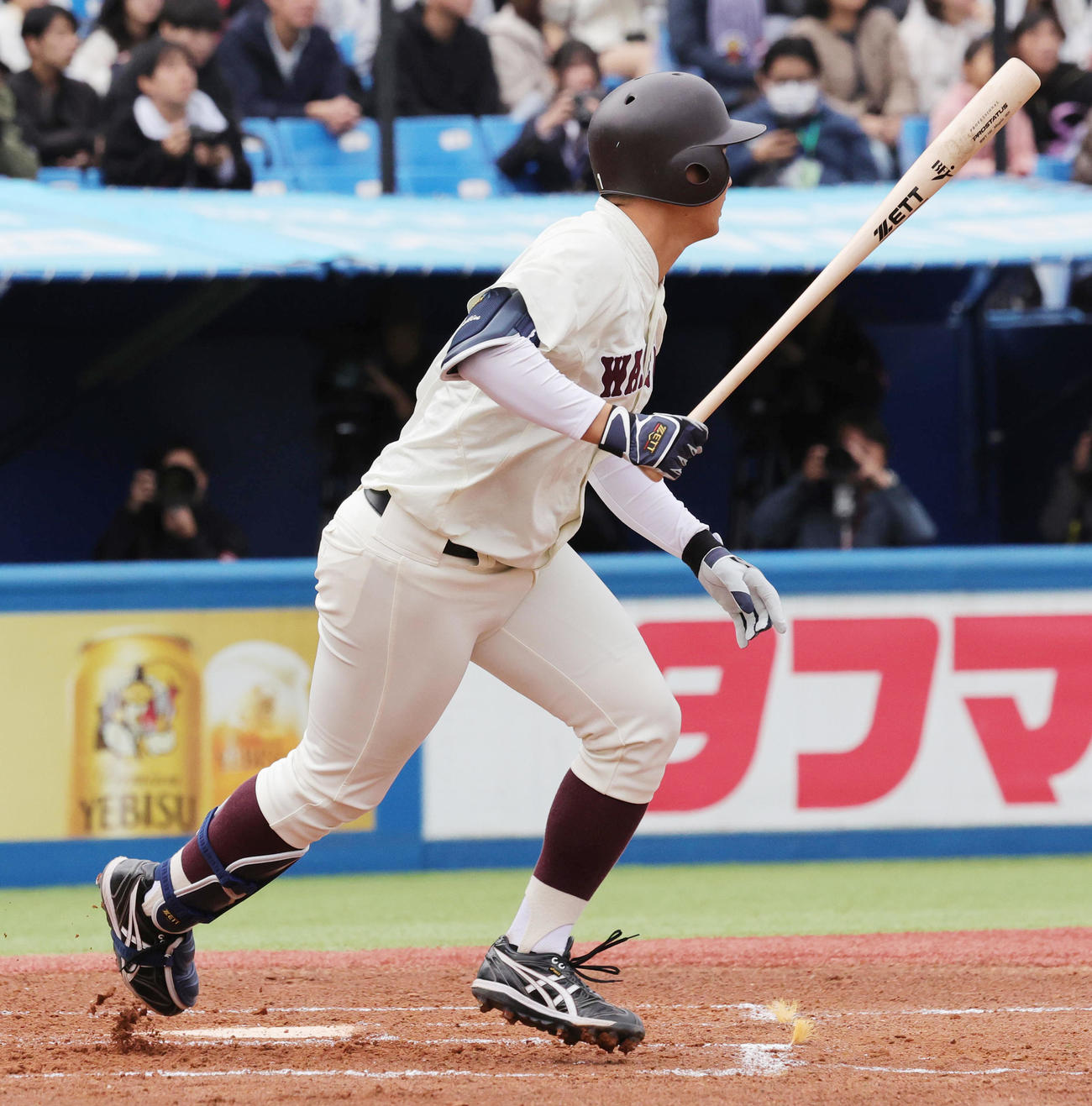 慶大対早大　1回裏早大2死一、二塁、先制左前適時打を放つ前田（撮影・野上伸悟）