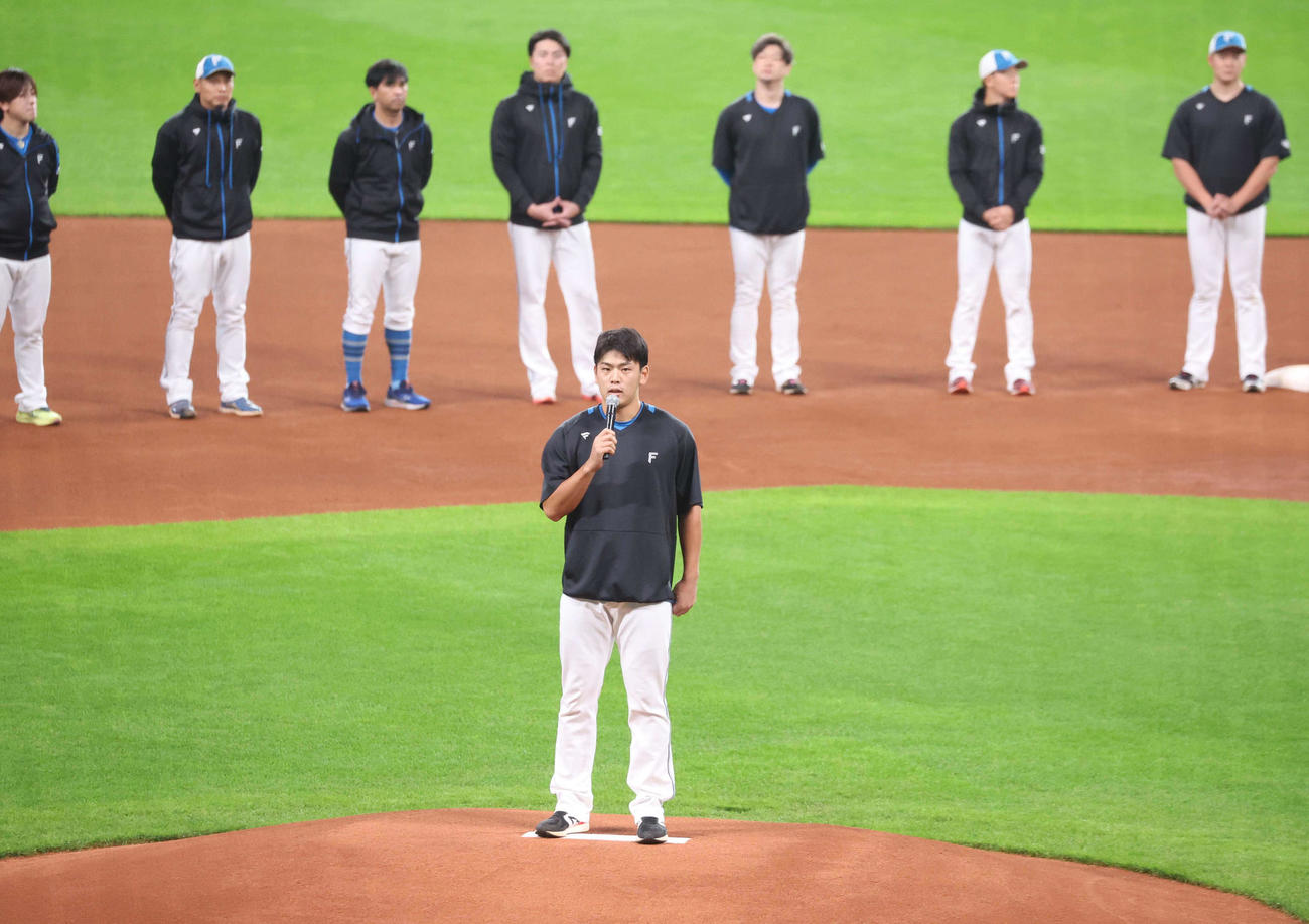 秋季キャンプを打ち上げあいさつする日本ハム野村（撮影・黒川智章）
