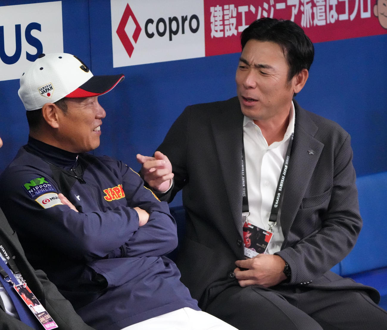 日本対チェコ　試合前、荒木雅博氏とベンチで言葉を交わす井端監督（左）（撮影・森本幸一）