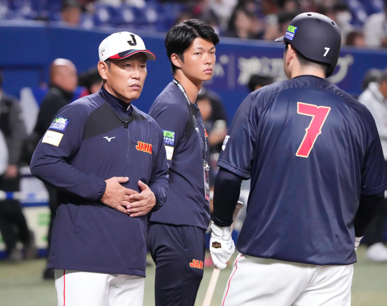 日本対チェコ　試合前、佐野と言葉を交わす井端監督（左）（撮影・森本幸一）