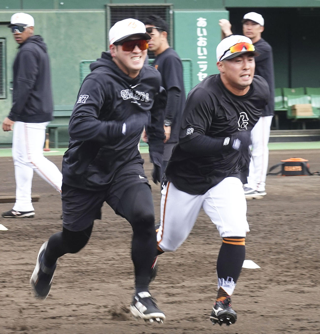 秋季練習で調整する巨人浅野（右）ら（共同）