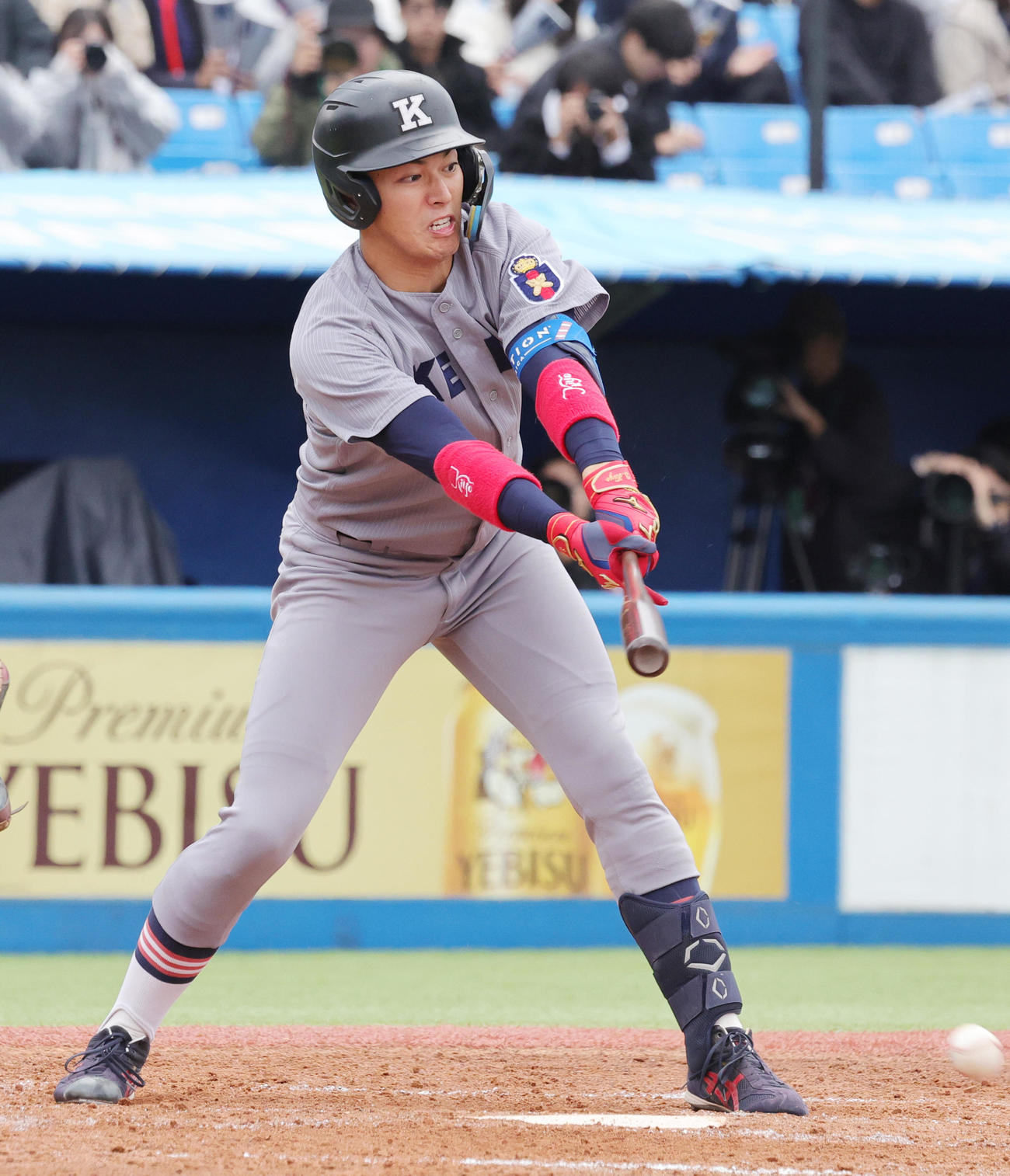 慶大対早大　4回表慶大1死二塁、二塁内野安打を放つ清原（撮影・野上伸悟）