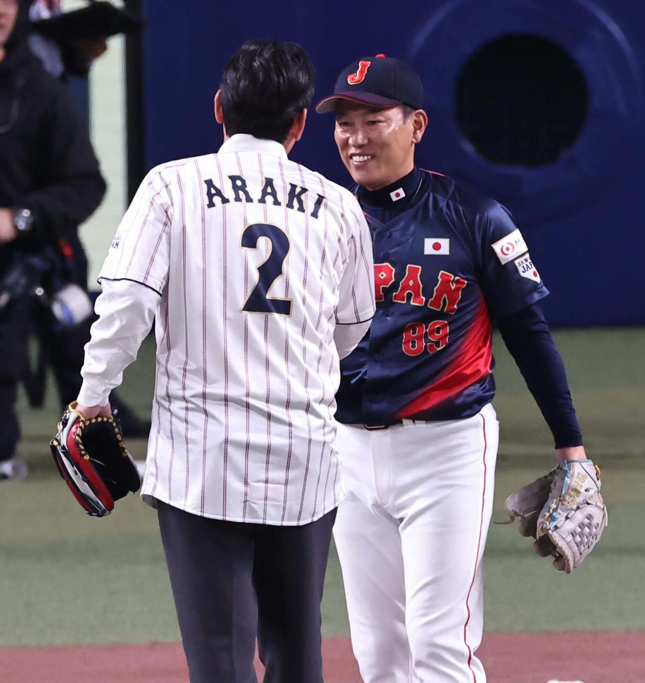チェコ対日本　始球式を務めた荒木氏（左）と笑顔で握手を交わす井端監督（撮影・上田博志）