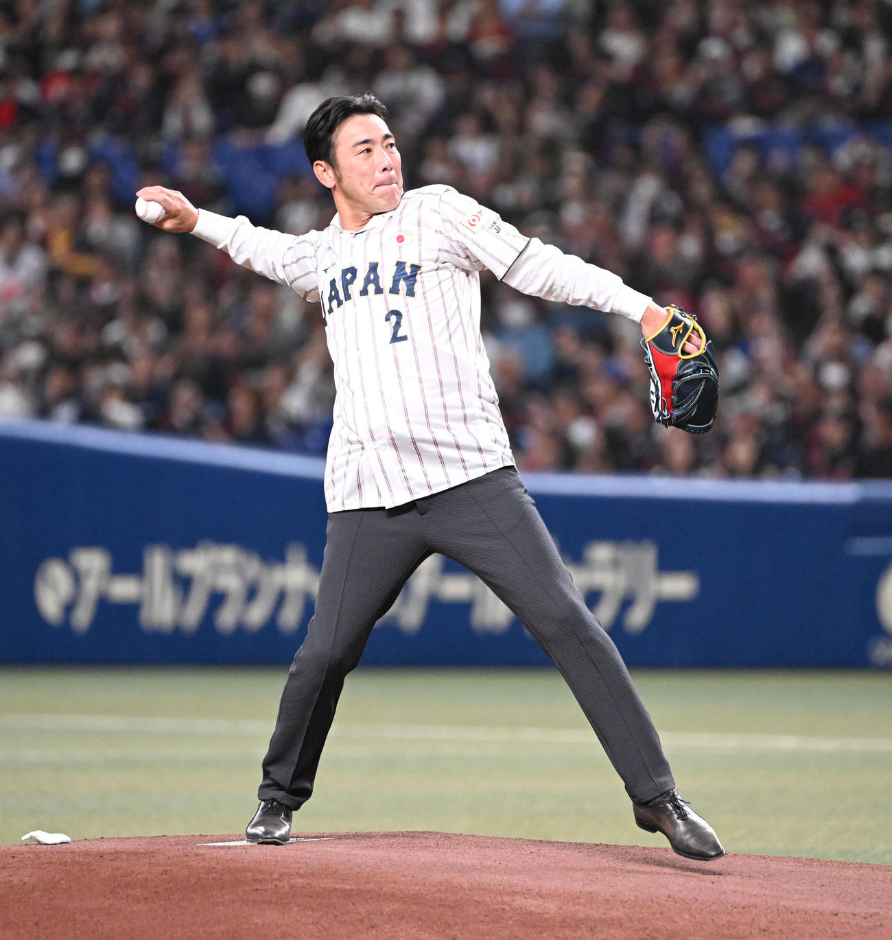 日本対チェコ　始球式を行う荒木氏（撮影・和賀正仁）