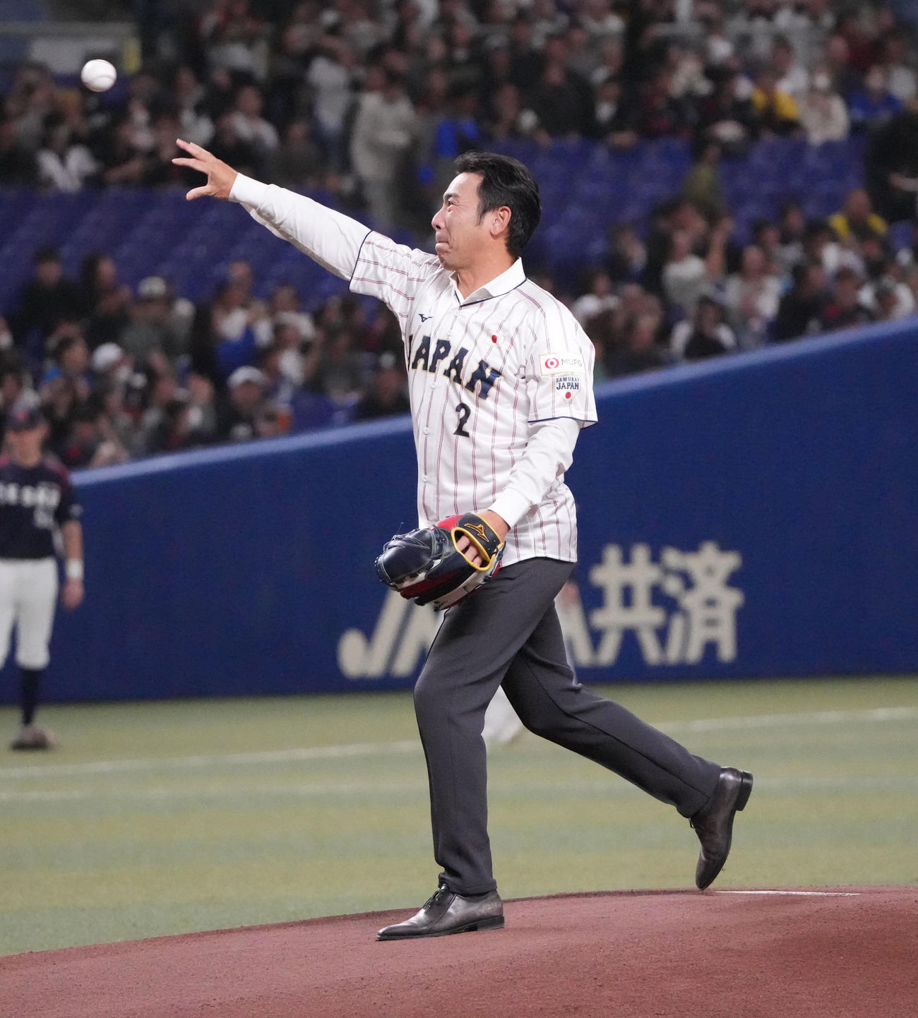 日本対チェコ　試合前、始球式を行う荒木雅博氏（撮影・森本幸一）
