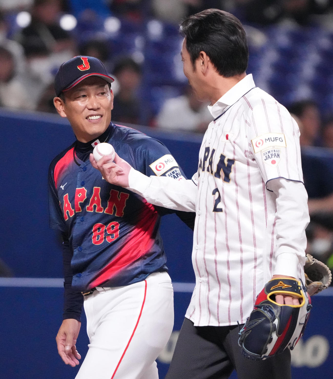 日本対チェコ　試合前、始球式を行った荒木雅博氏と言葉を交わす井端監督（左）（撮影・森本幸一）