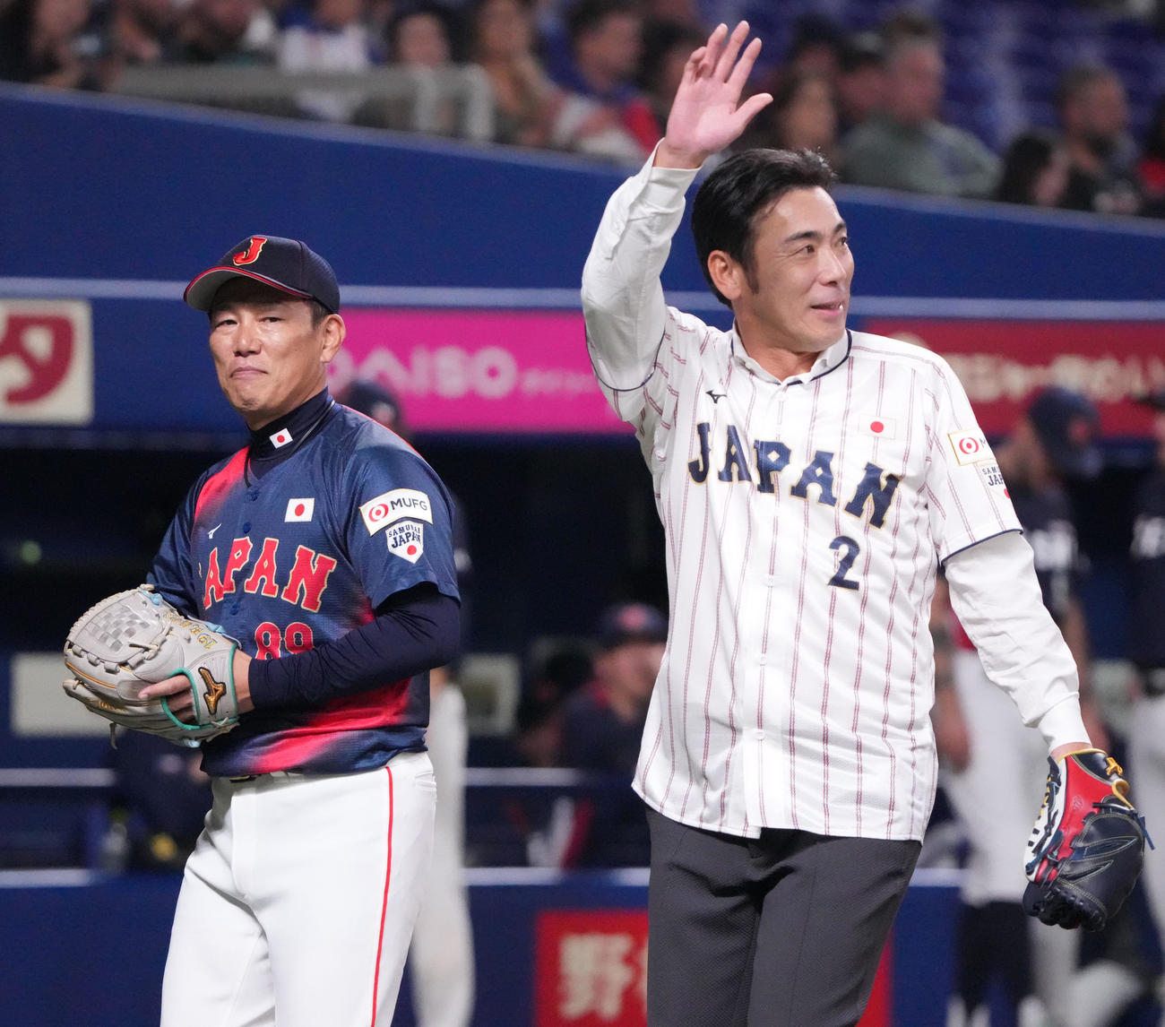 日本対チェコ　試合前、始球式を行った荒木雅博氏（右）左は井端監督（撮影・森本幸一）