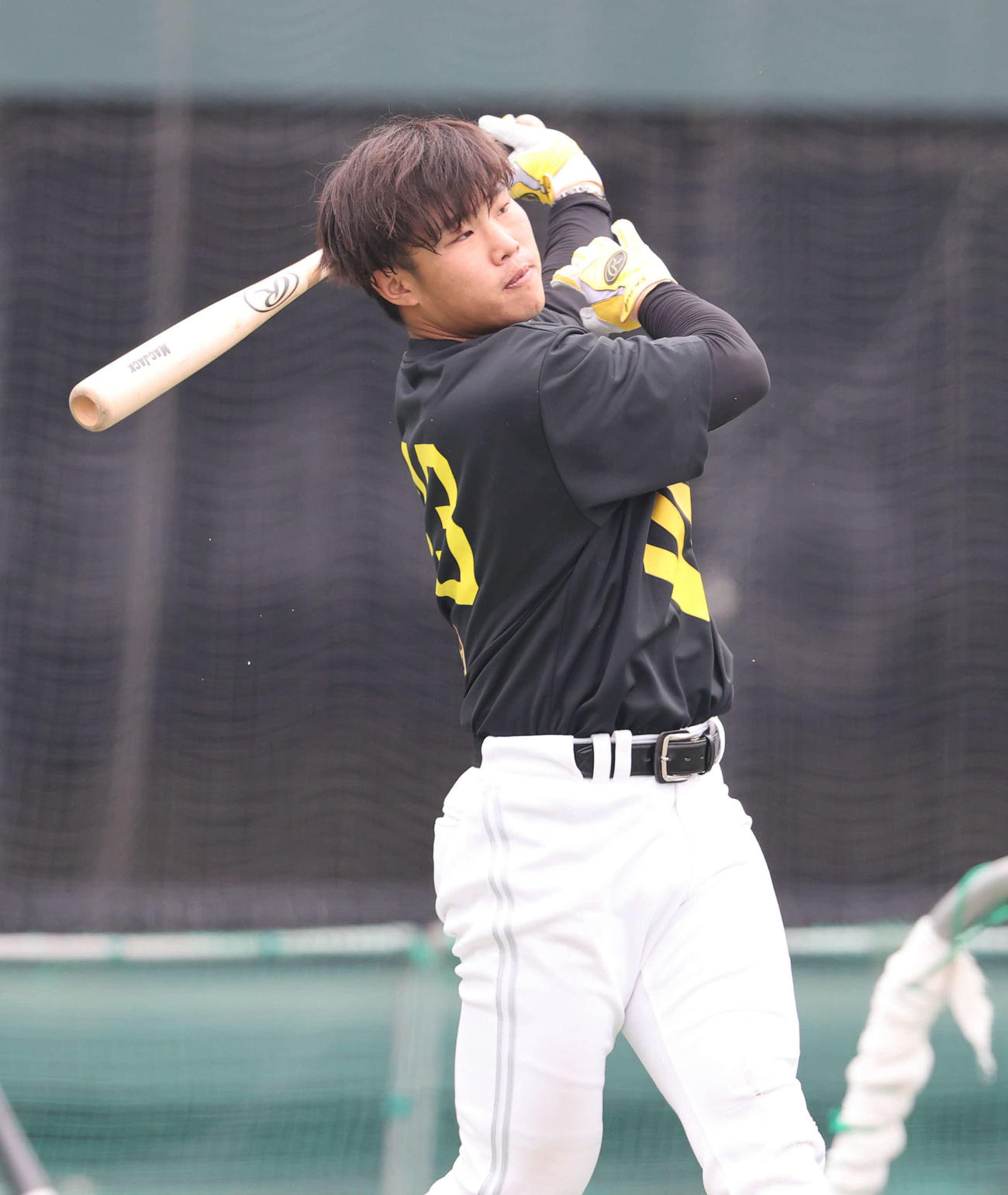 ロングティーで汗を流す井上（撮影・梅根麻紀）