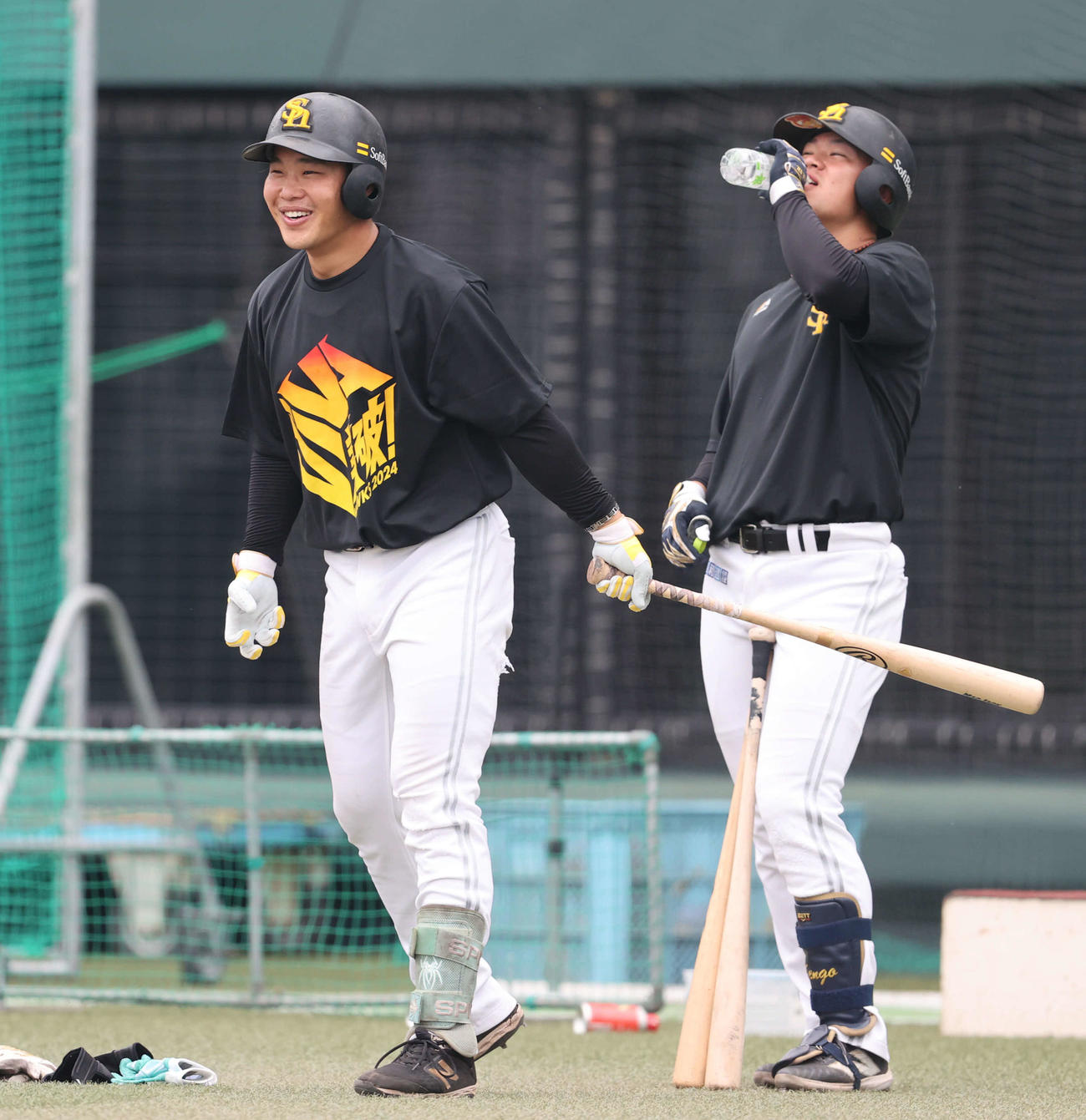 練習中に笑顔を見せる井上。右は吉田（撮影・梅根麻紀）