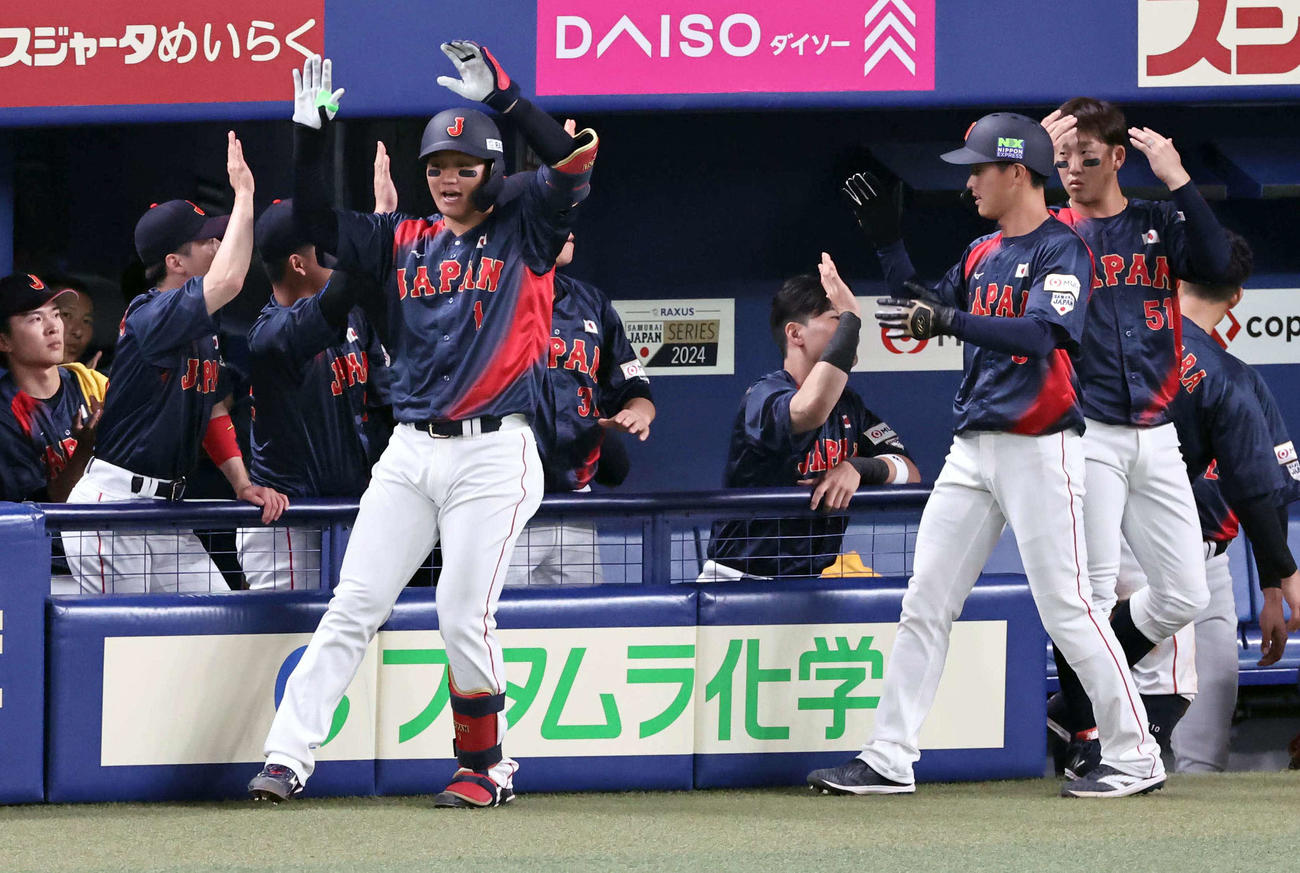 チェコ対日本　1回表日本2死一塁、左中間へ先制2点本塁打を放った森下（中央左）はナインとハイタッチする（撮影・上田博志）