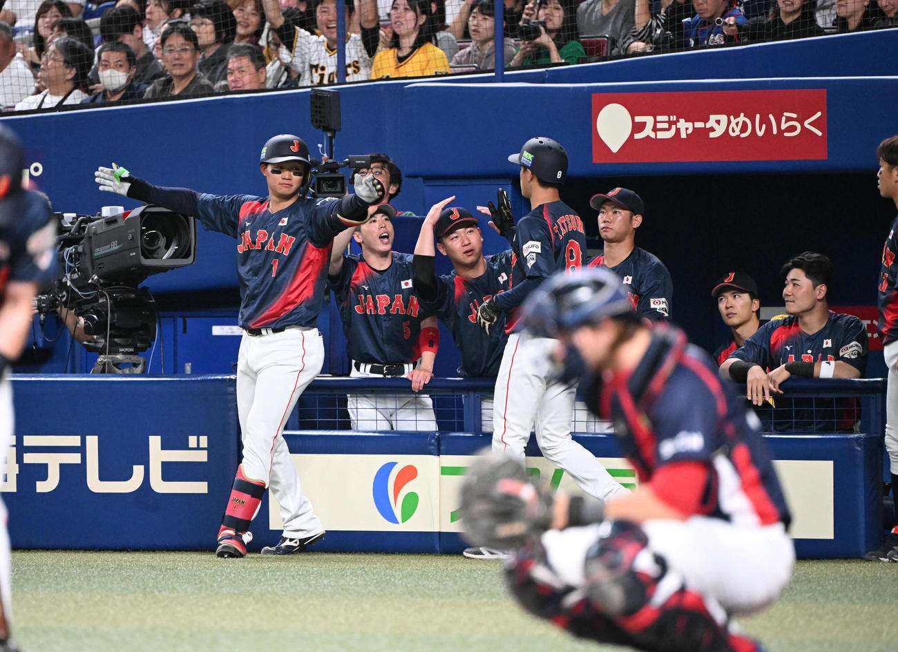日本対チェコ　1回表日本2死一塁、左越え2点本塁打を放った森下翔太（左）はナインとタッチ（撮影・和賀正仁）