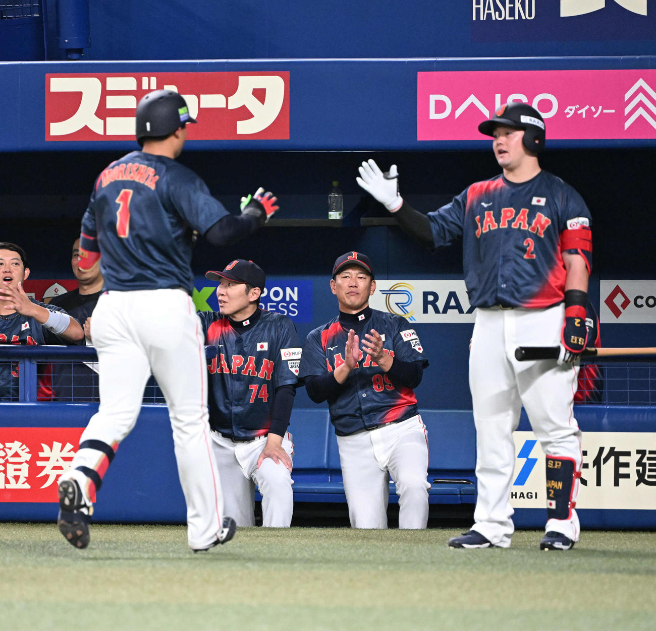 日本対チェコ　1回表日本2死一塁、左越え2点本塁打を放った森下を迎える井端監督、右は牧（撮影・和賀正仁）