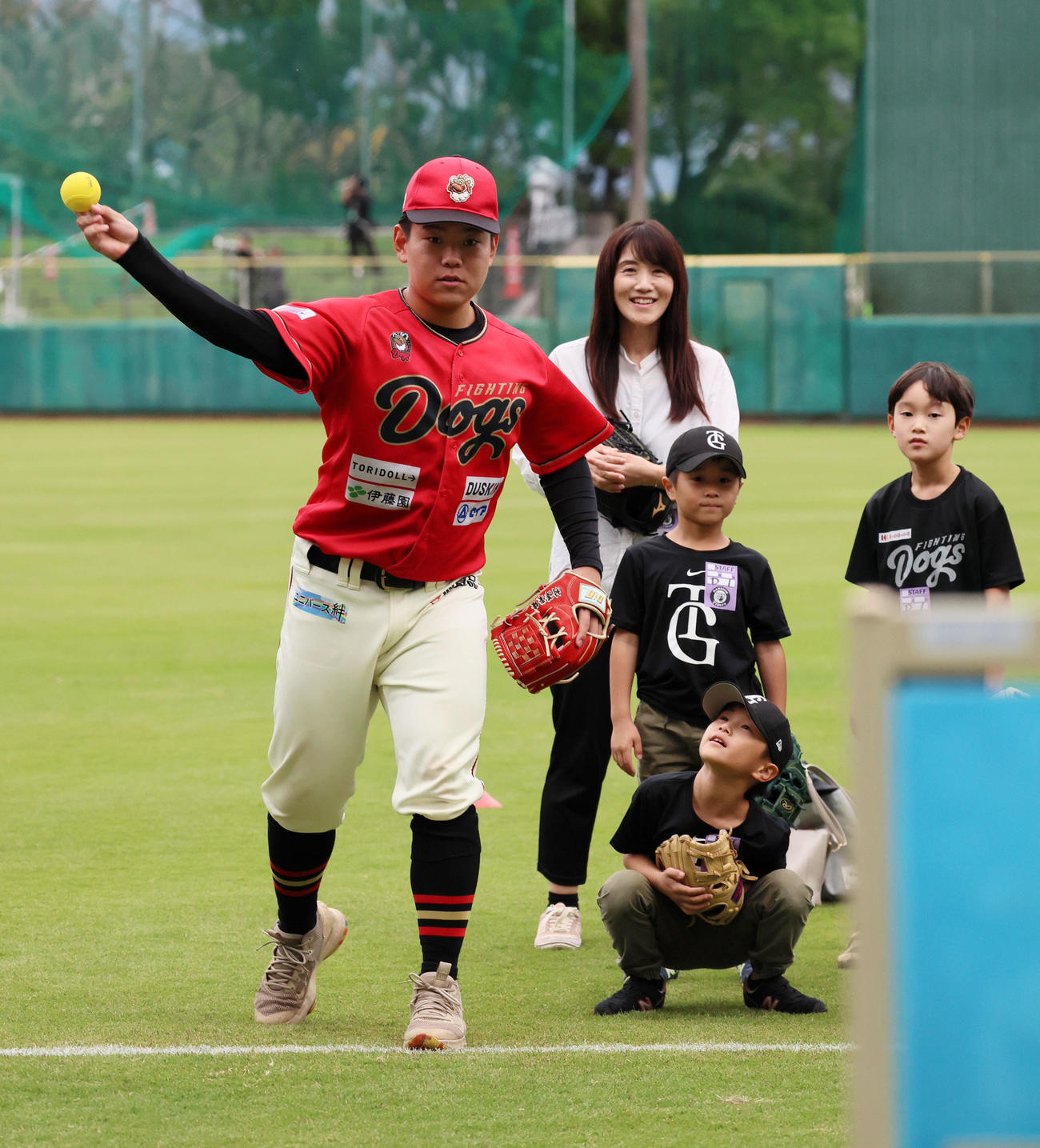 野球教室に参加した四国IL高知で阪神からドラフト育成2位指名の嶋村はストラックアウトに挑戦する（撮影・加藤哉）